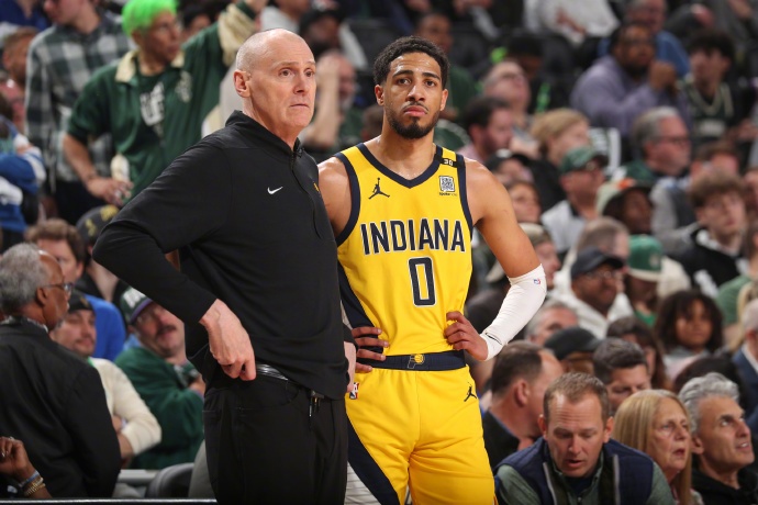 卡莱尔坚定声援福斯特：力挺裁判背后的信任与理解