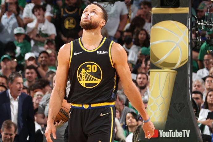 斯蒂芬·库里回归戴维森:点亮未来之星 斯蒂芬·库里回归戴维森:点亮未来之星