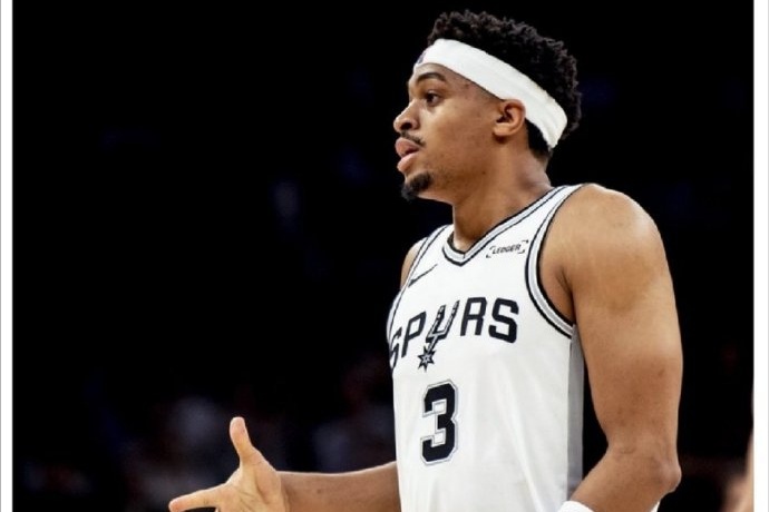 马刺官宣:凯尔登·约翰逊新赛季换回3号球衣,上赛季曾为保罗让号改穿0号 马刺官宣:凯尔登·约翰逊新赛季换回3号球衣,上赛季曾为保罗让号改穿0号